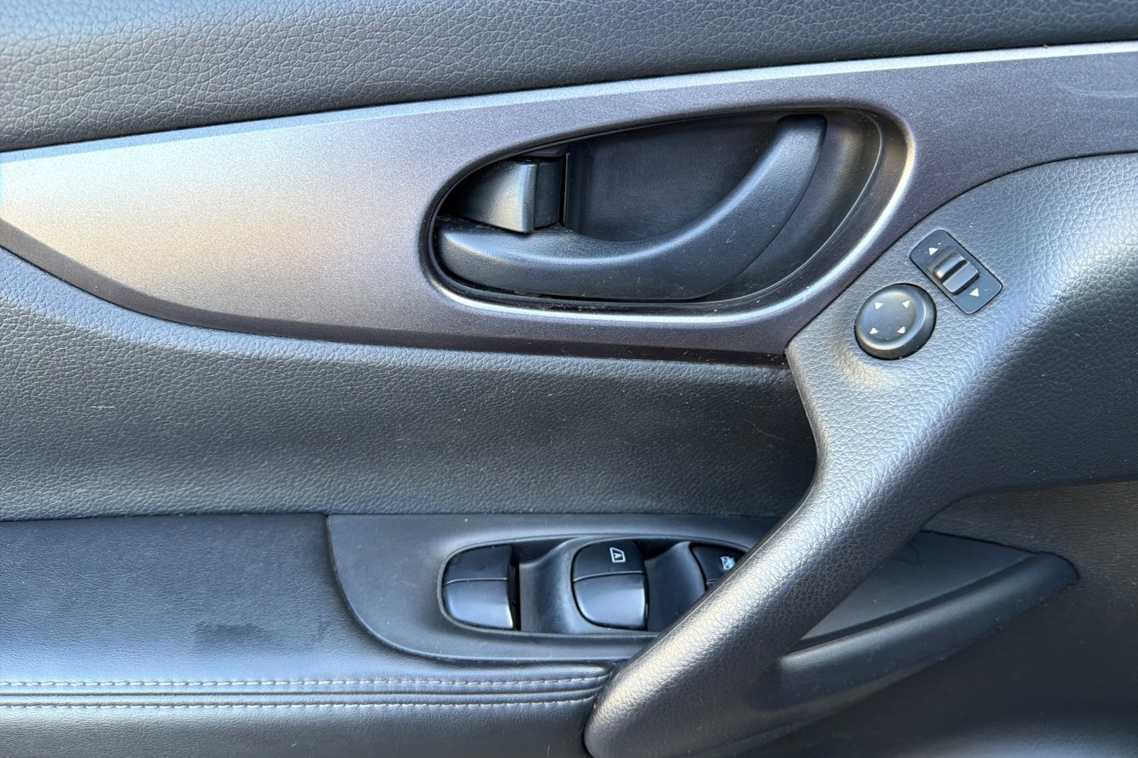 Used 2019 Magnetic Black Pearl Nissan S image 9