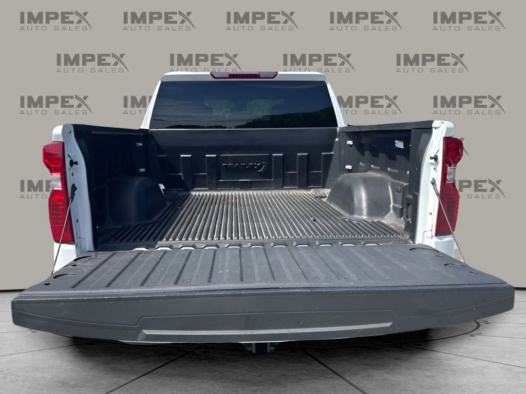 Used 2025 White Chevrolet LT image 28