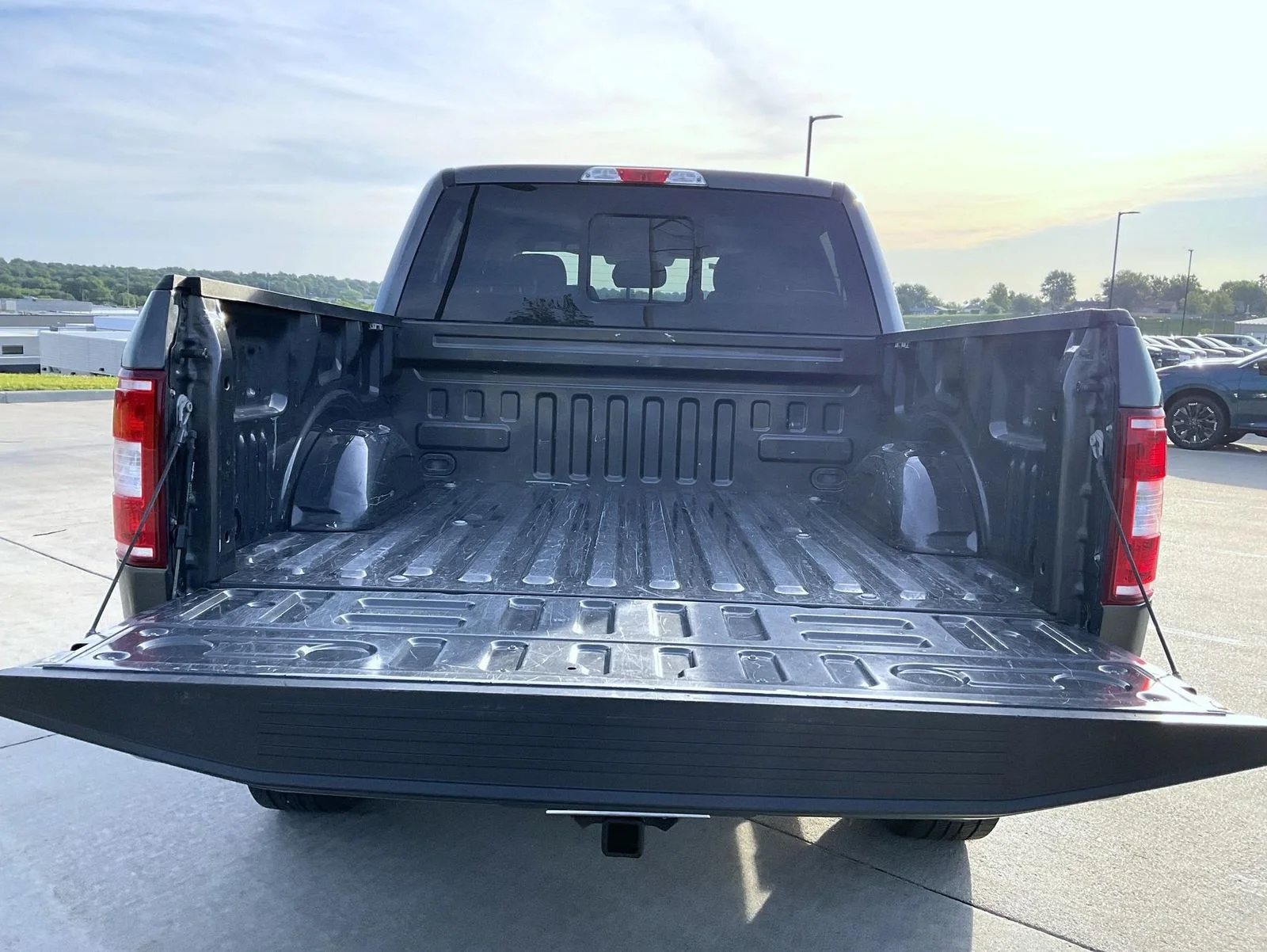 Used 2018 Gray Ford XLT image 9