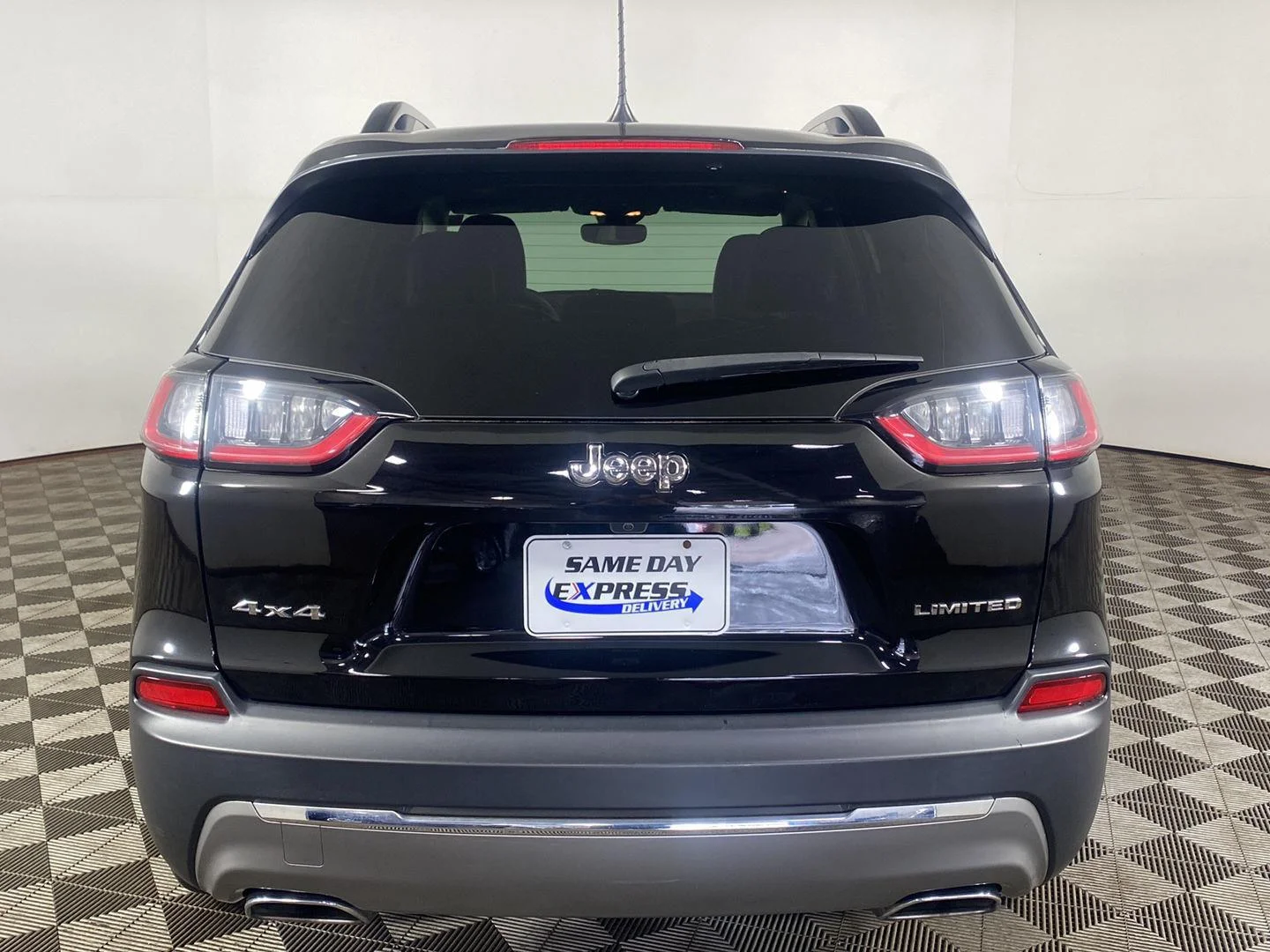 Used 2022 Diamond Black Crystal Pearlcoat Jeep Limited image 7