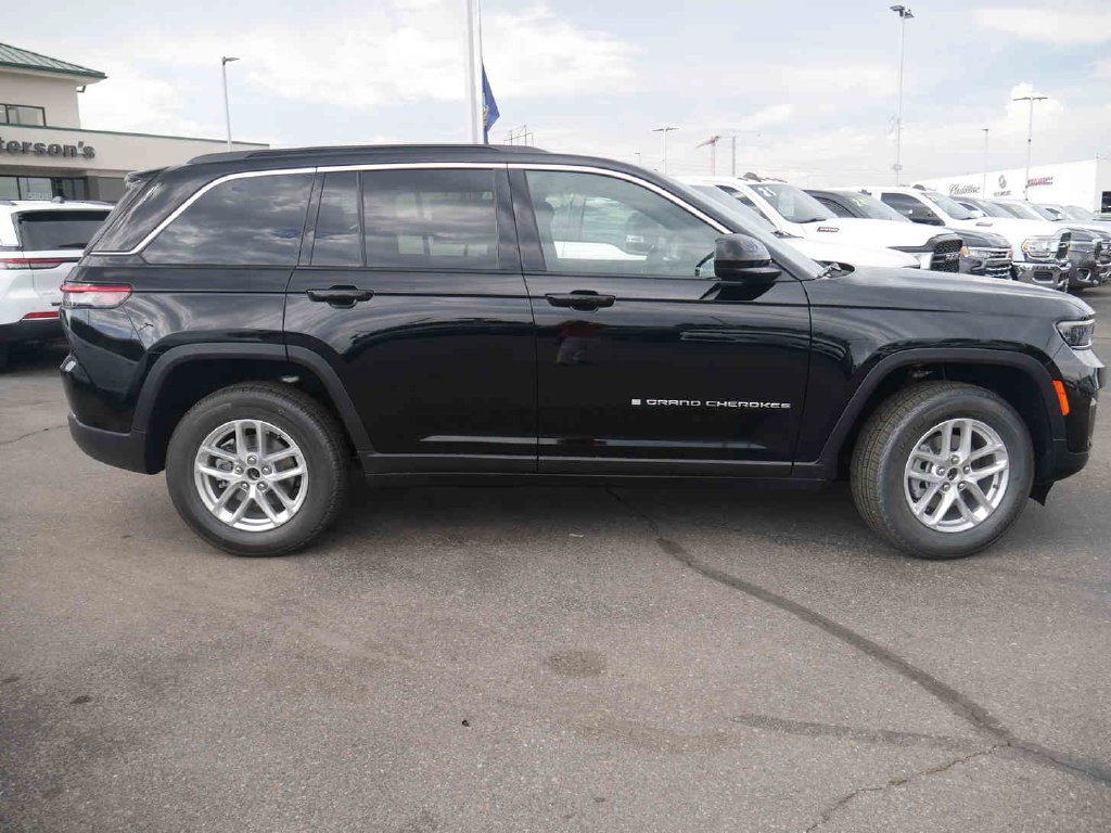 New 2026 Diamond Black Crystal Pearl-Coat Exterior Paint Jeep Laredo X image 21