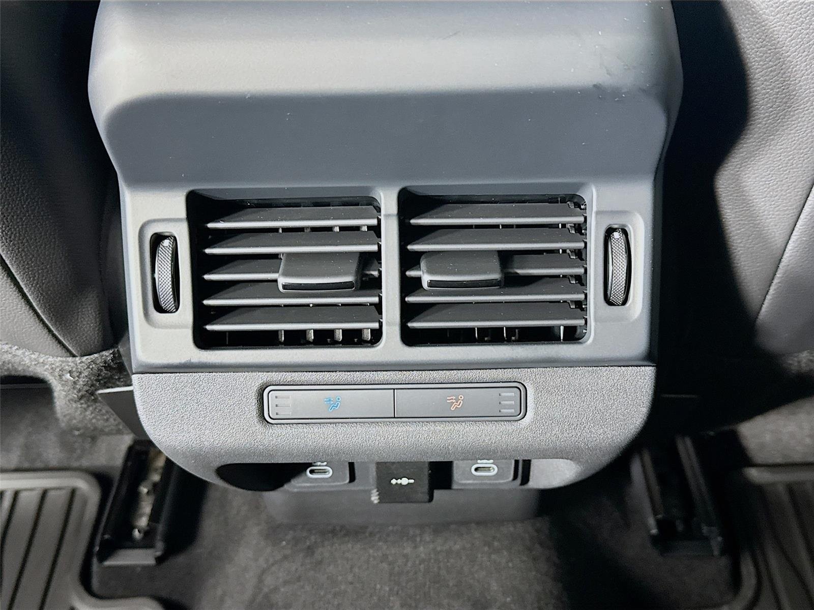 Used 2026 Santorini Black Land Rover Hoxton Edition image 27