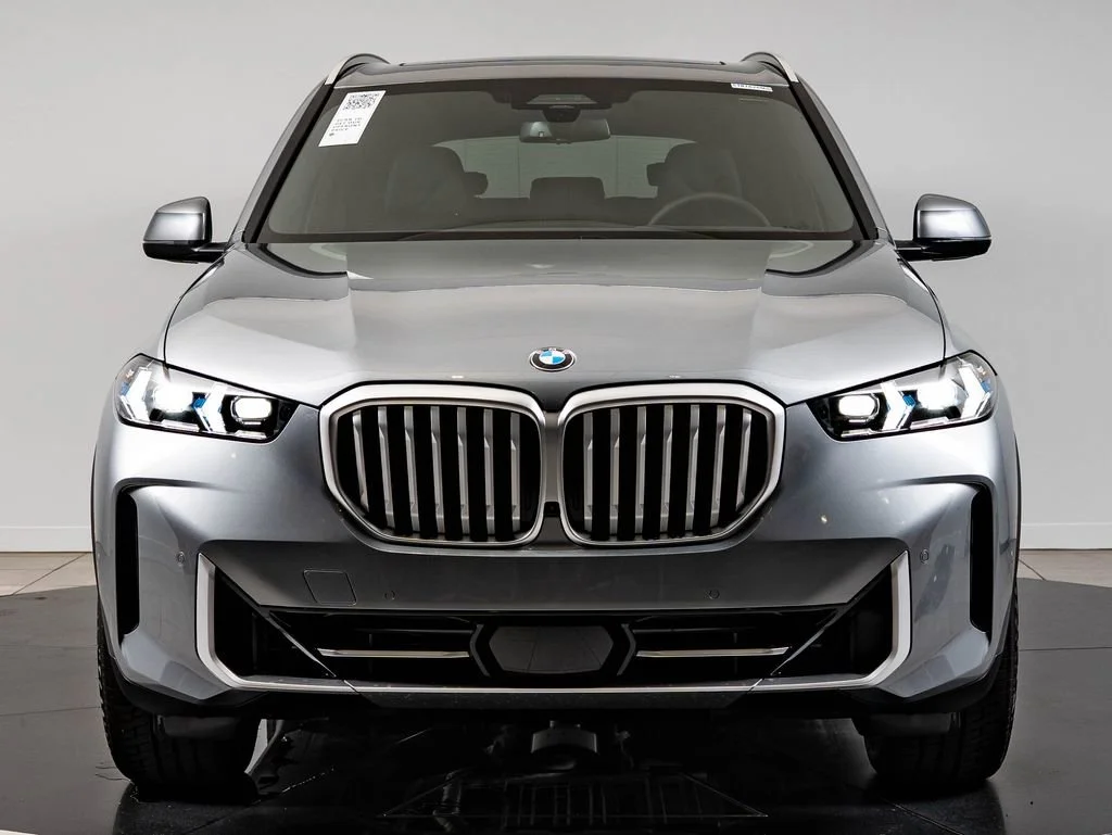 New 2026 Skyscraper Grey Metallic BMW xDrive40i image 2