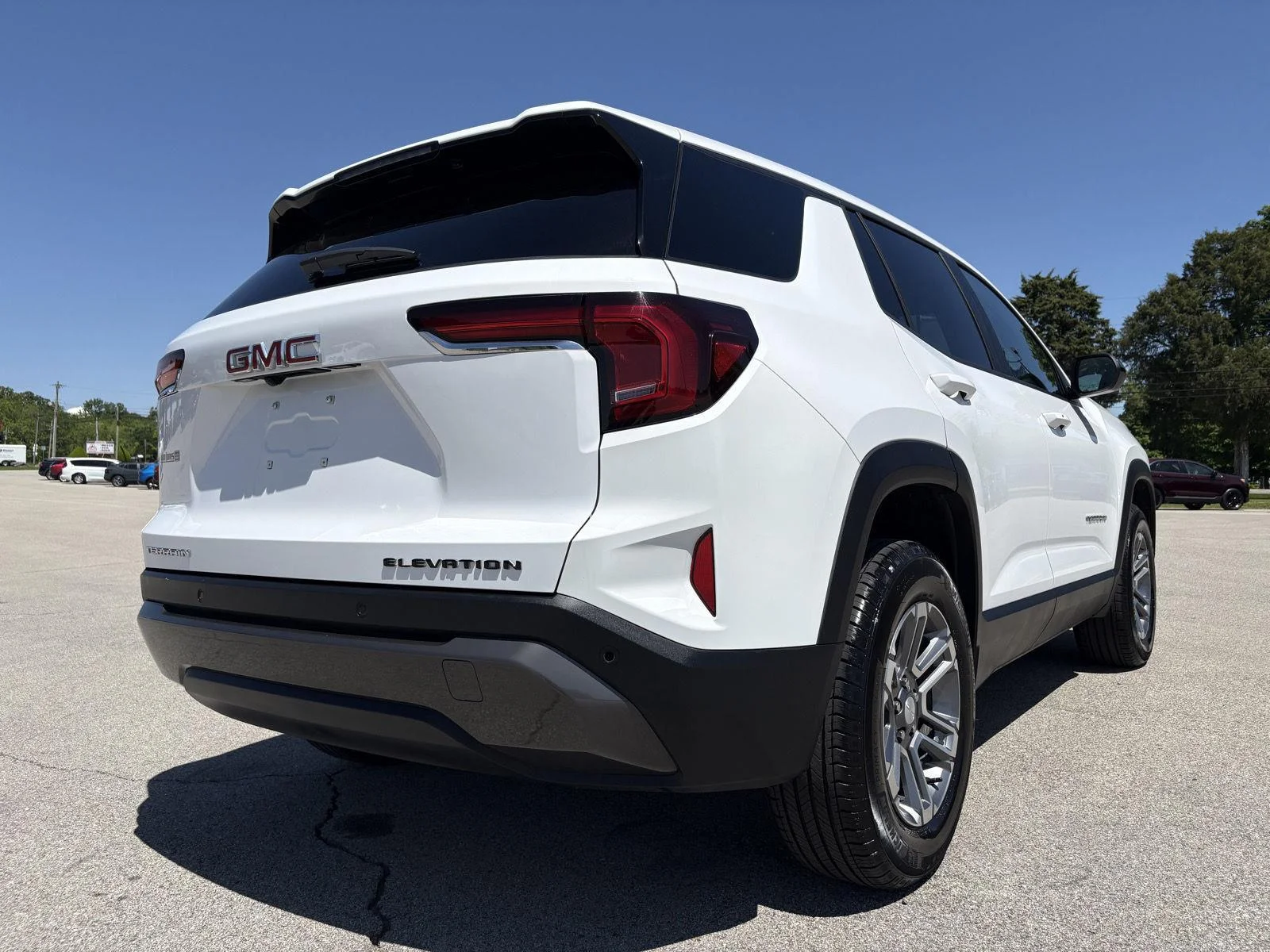 Used 2026 Summit White GMC FWD Elevation image 21