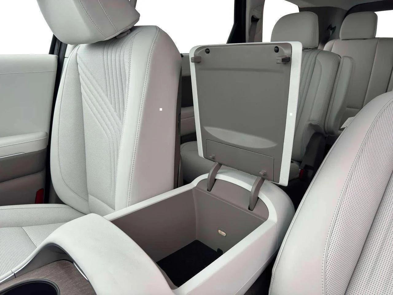 New 2026 CREAMY WHITE Hyundai SEL 7P image 18