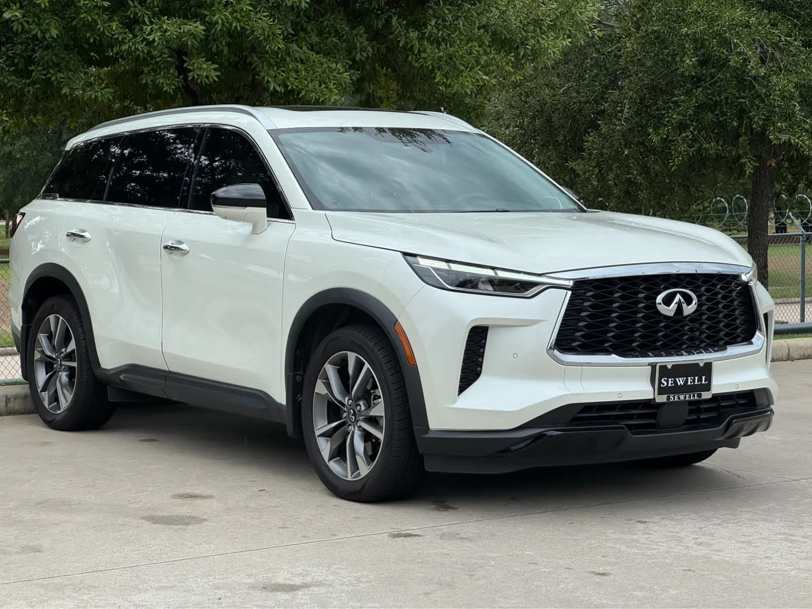Certified Used 2024 Majestic White INFINITI LUXE image 4