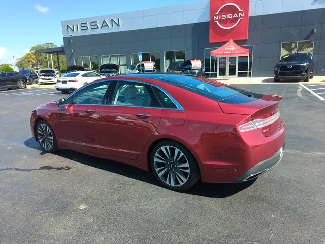 Used 2017 Red Lincoln Reserve image 9