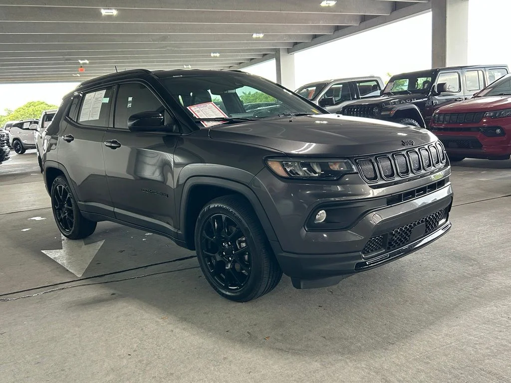 Used 2022 Granite Crystal Metallic Clearcoat Jeep Latitude image 7