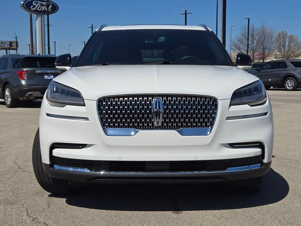 Used 2024 White Metallic Lincoln Reserve image 4