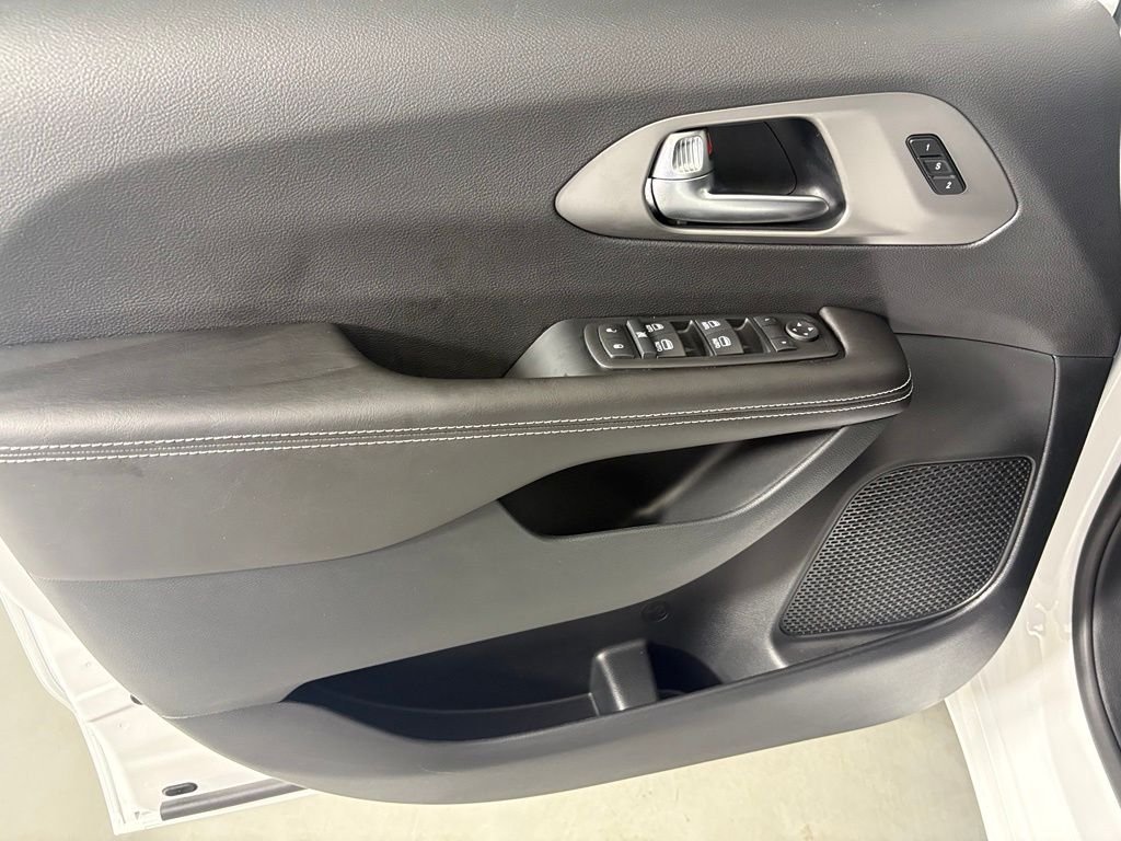 New 2027 Bright White Clear-Coat Paint Chrysler Select image 13