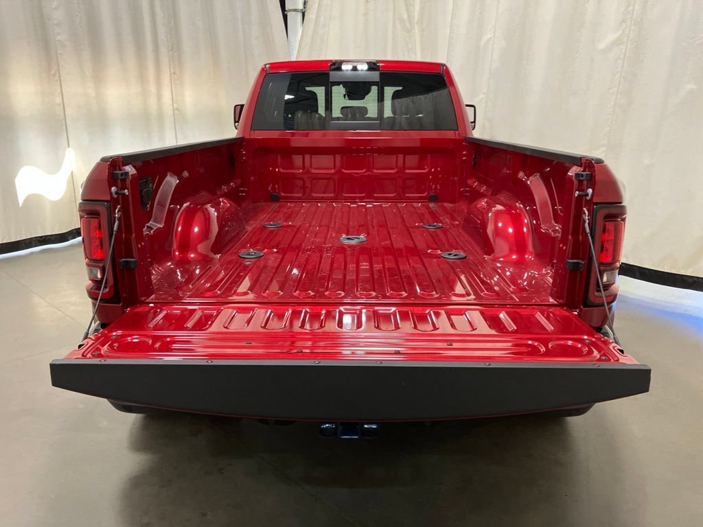 New 2026 Molten Red Pearl-Coat Exterior Paint RAM Tradesman image 25