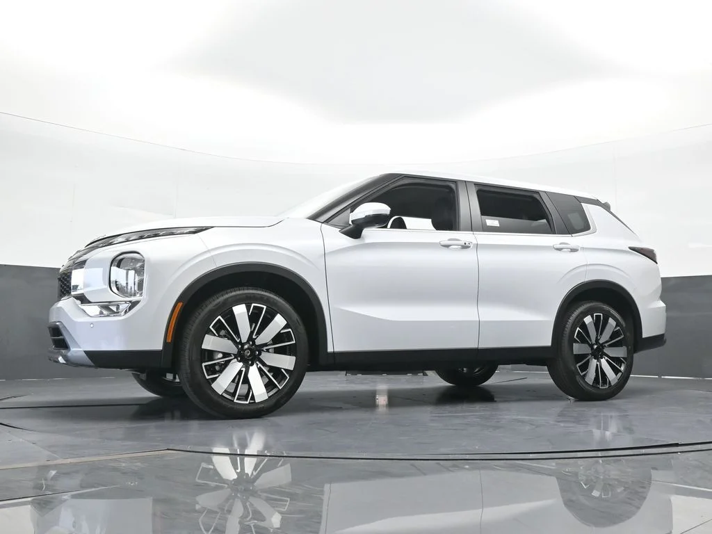 New 2026 Diamond White Mitsubishi SE image 65