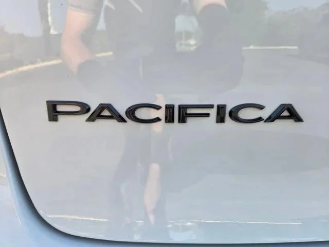 New 2026 Bright White Clear-Coat Exterior Paint Chrysler Select image 15