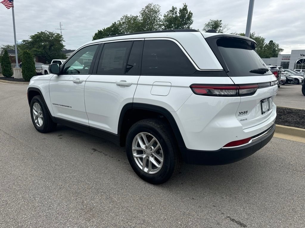 New 2026 Bright White Clear-Coat Exterior Paint Jeep Laredo X image 3