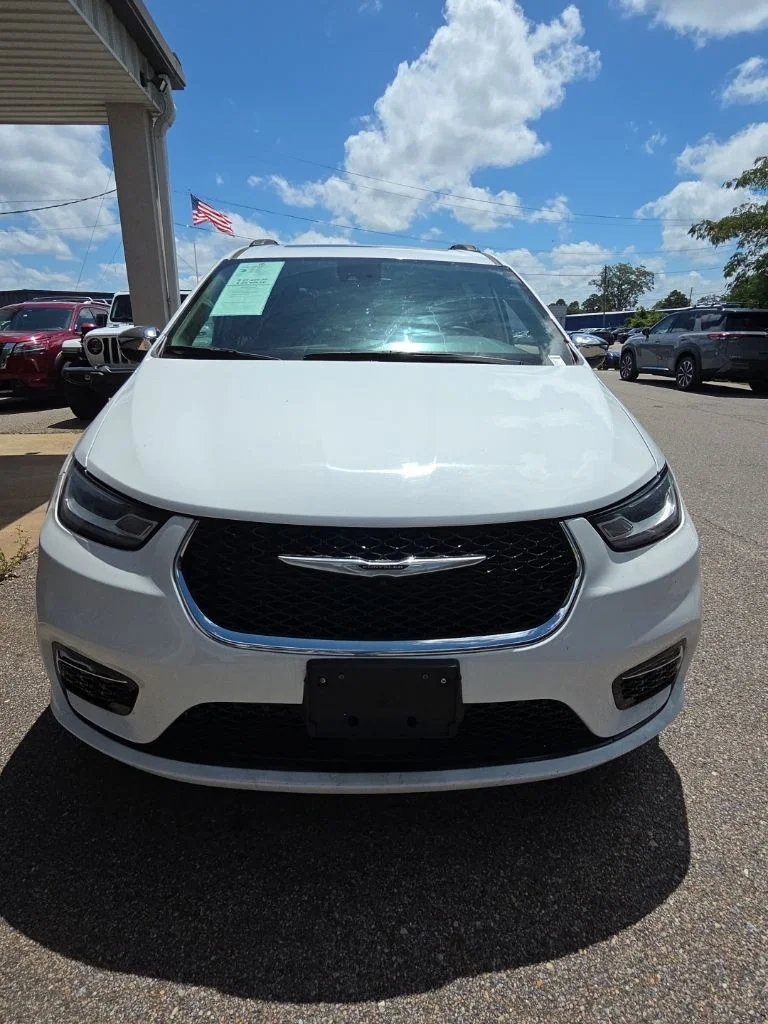 Used 2023 White Chrysler Limited image 17