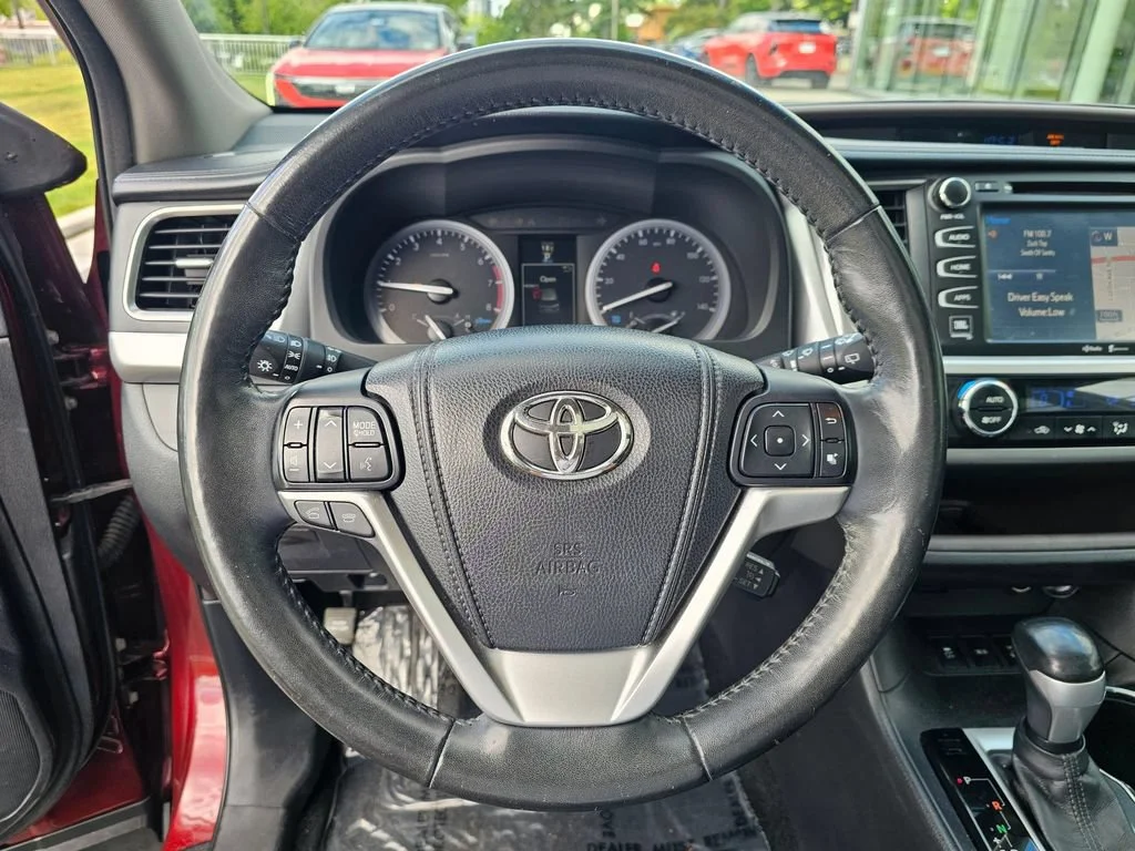 Used 2015  Toyota Limited image 28