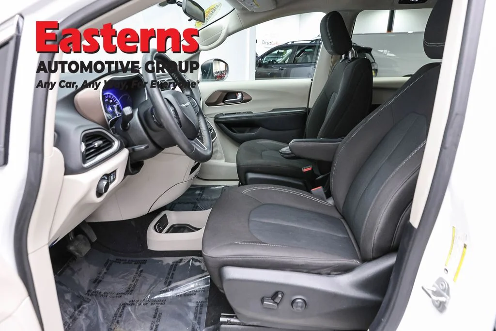 Used 2022 White Chrysler LX image 14