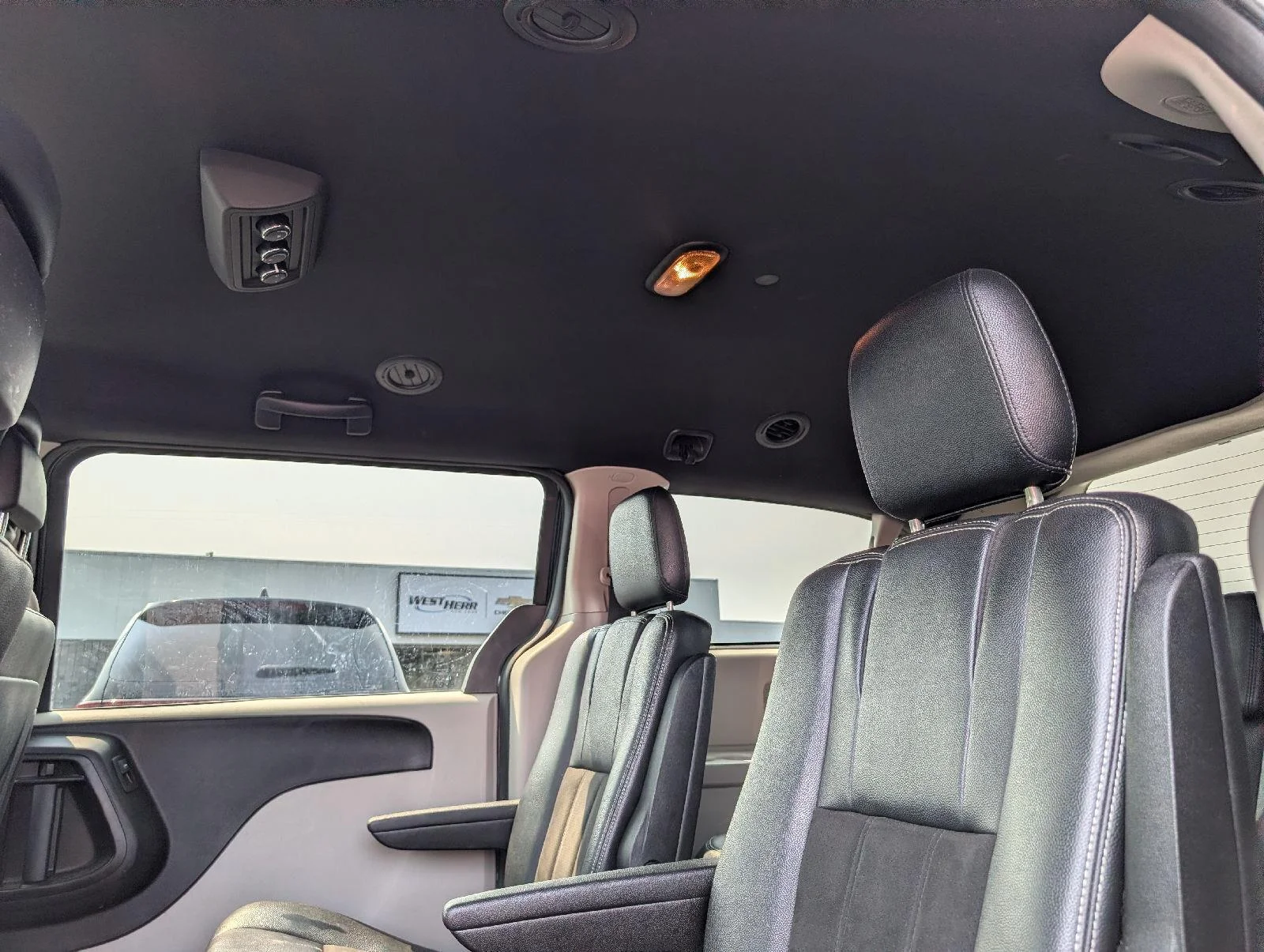 Used 2020 Black Onyx Crystal Pearlcoat Dodge SXT image 9
