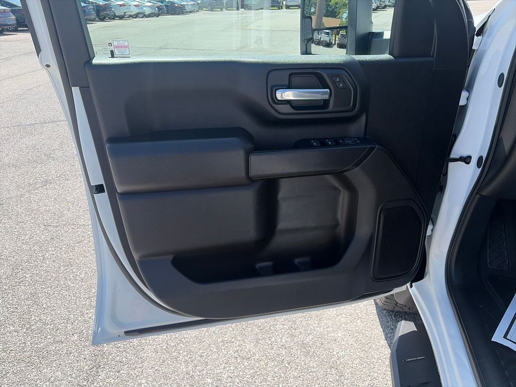 Used 2025 White Chevrolet Custom image 11