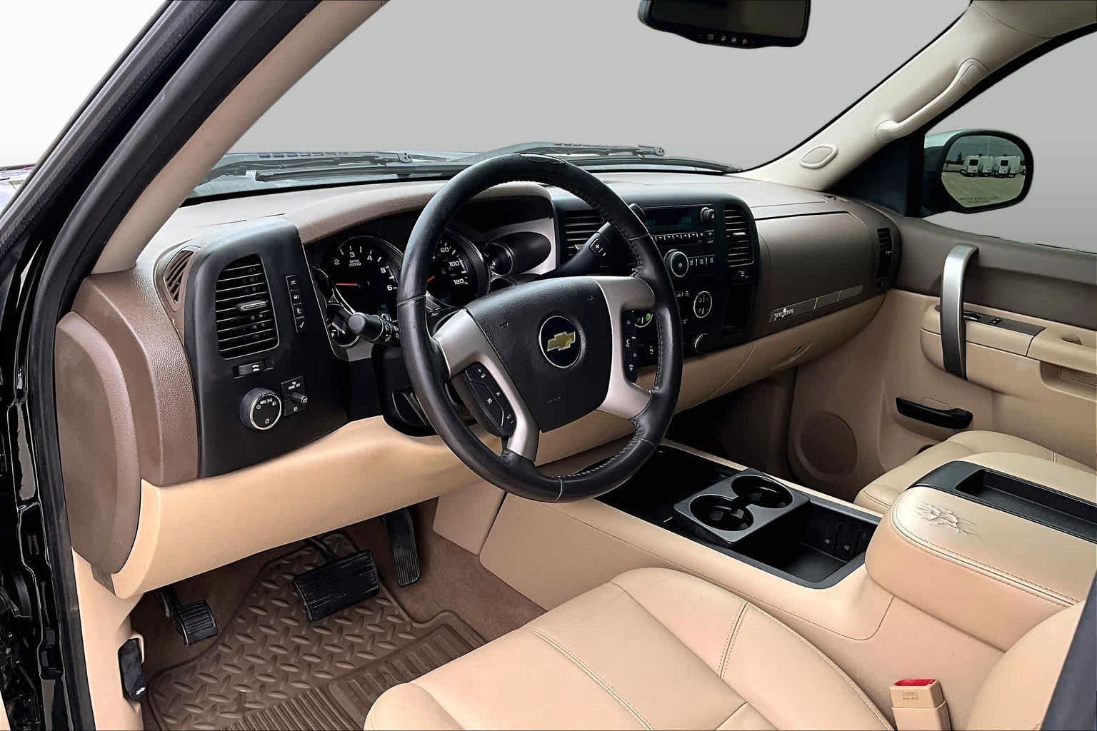 Used 2013 Black Chevrolet LT image 16