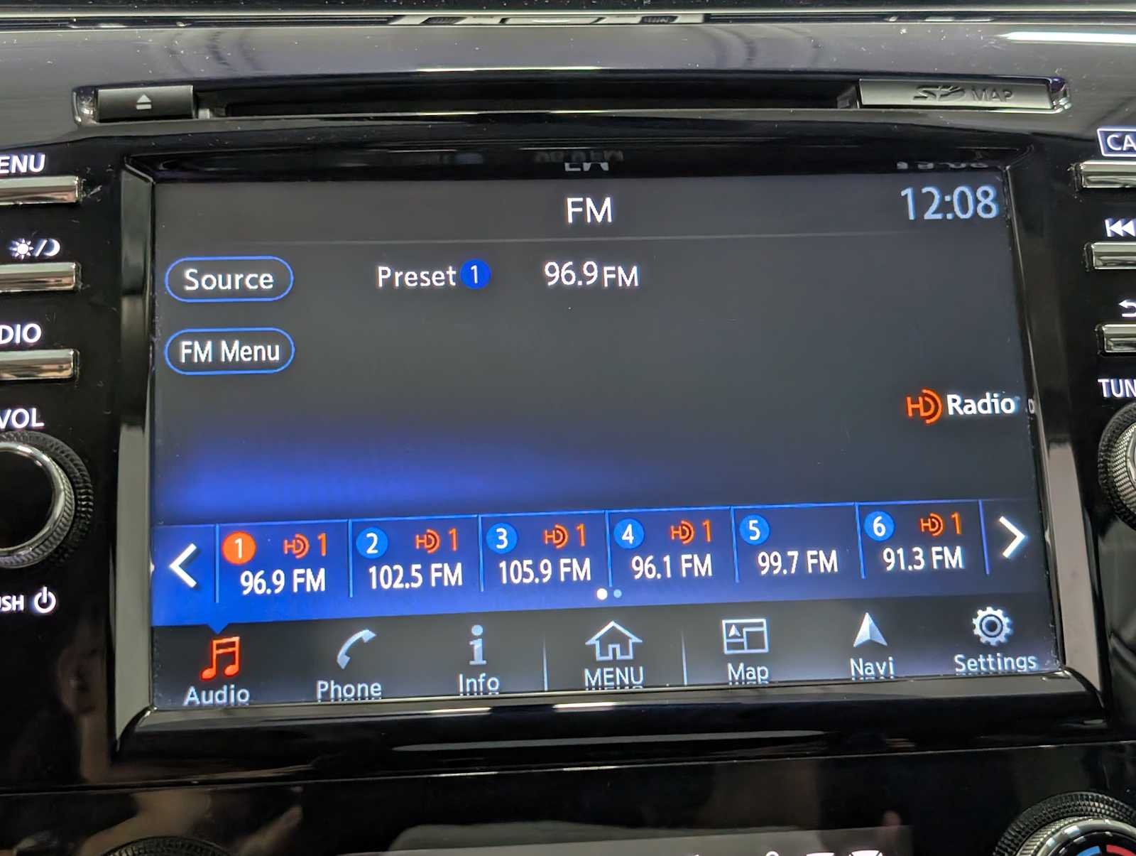 Used 2018 CAYENNE RED Nissan SL image 25