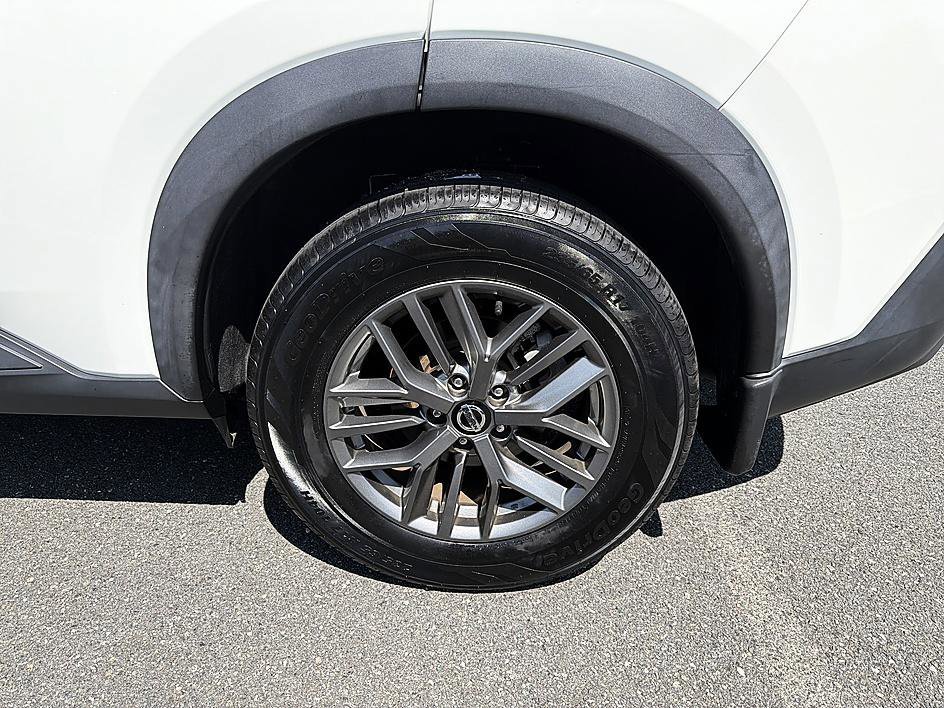 Used 2021 Glacier White Nissan S image 12