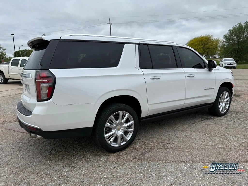 Used 2024 Beige Chevrolet High Country image 3