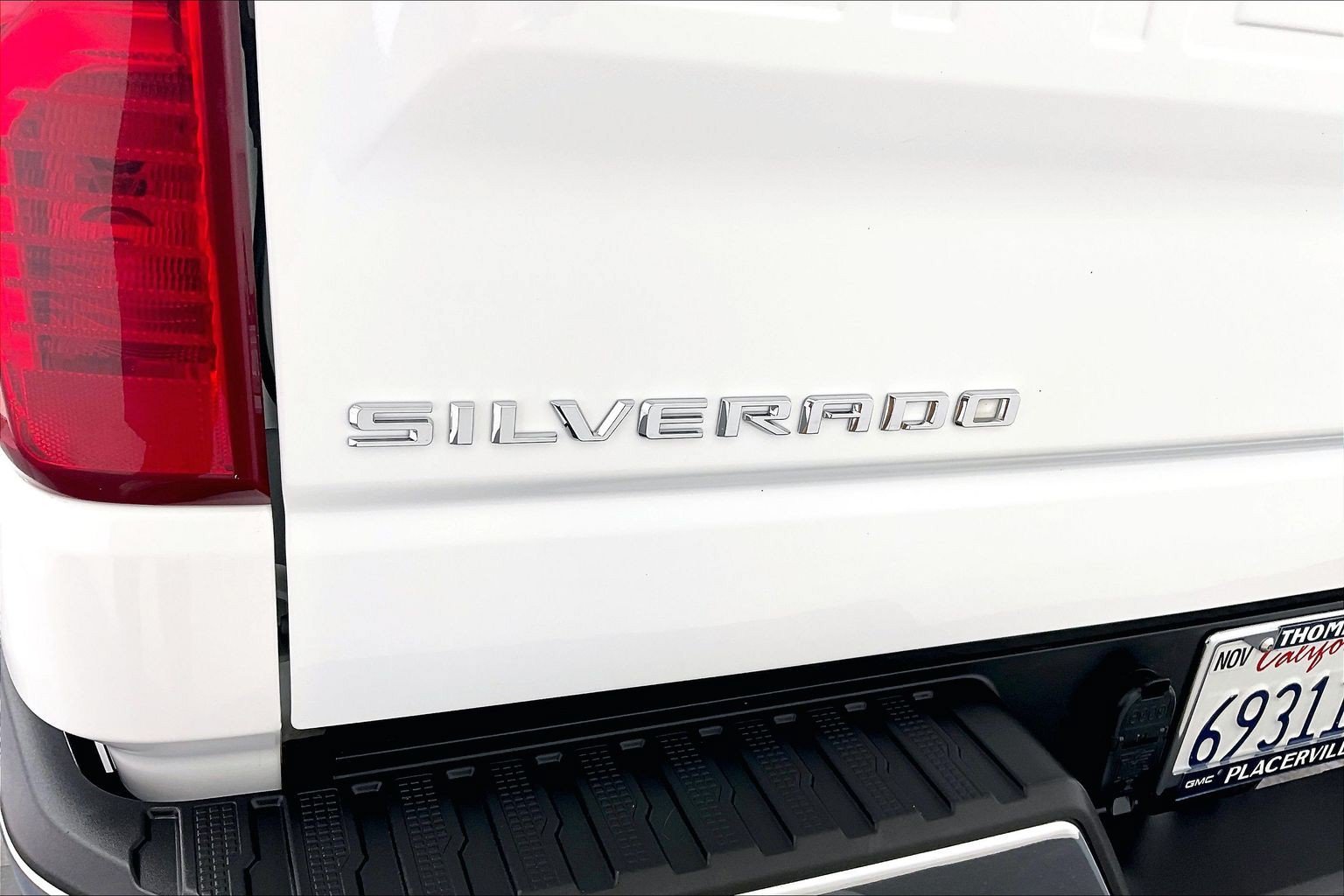Used 2025 Summit White Chevrolet LT image 31