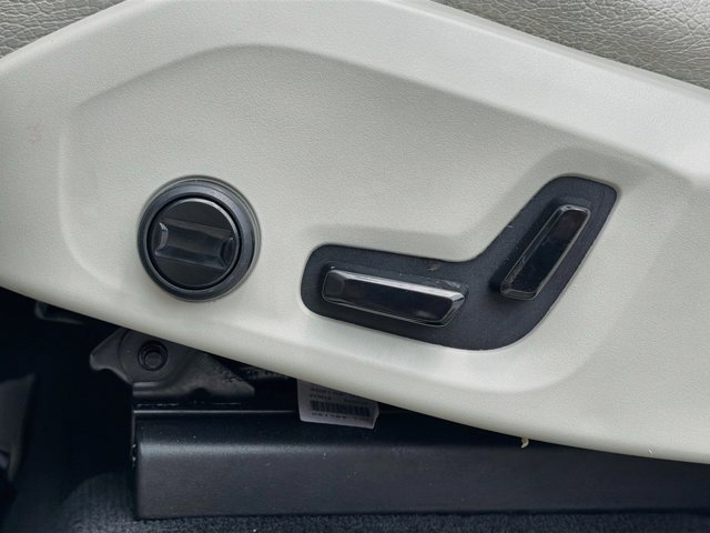 Used 2022 Ice White Volvo Momentum image 24