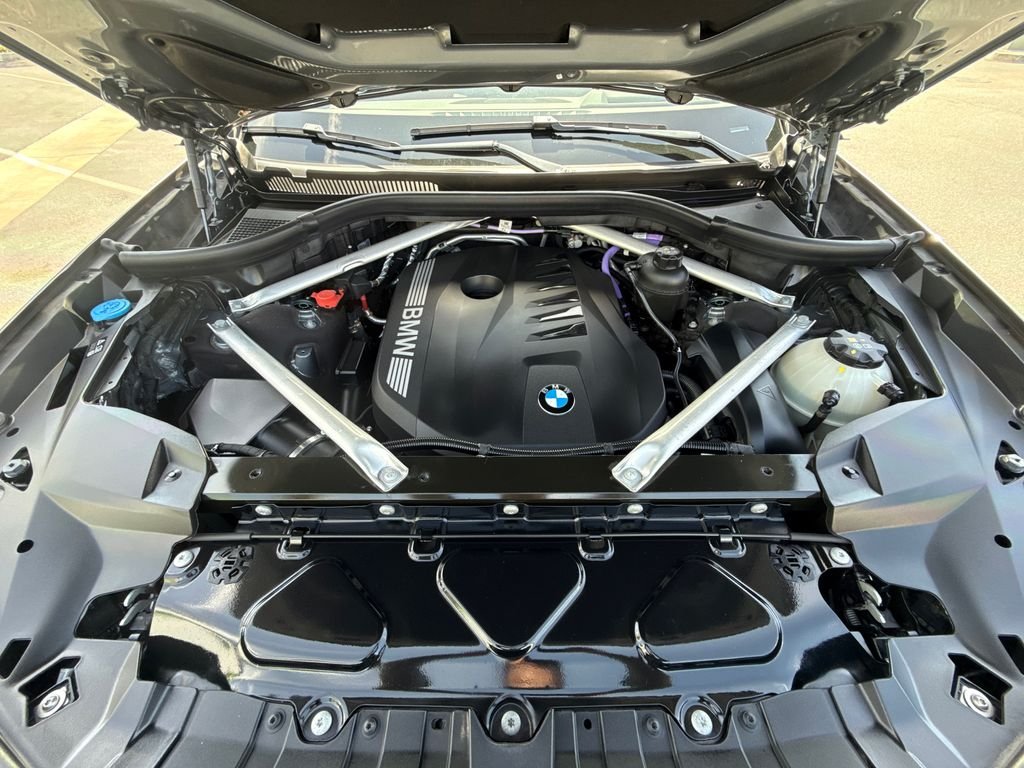 Used 2024 Gray BMW xDrive40i image 8
