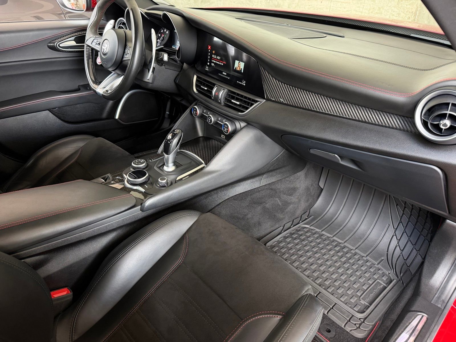 Used 2017  Alfa Romeo Quadrifoglio image 15