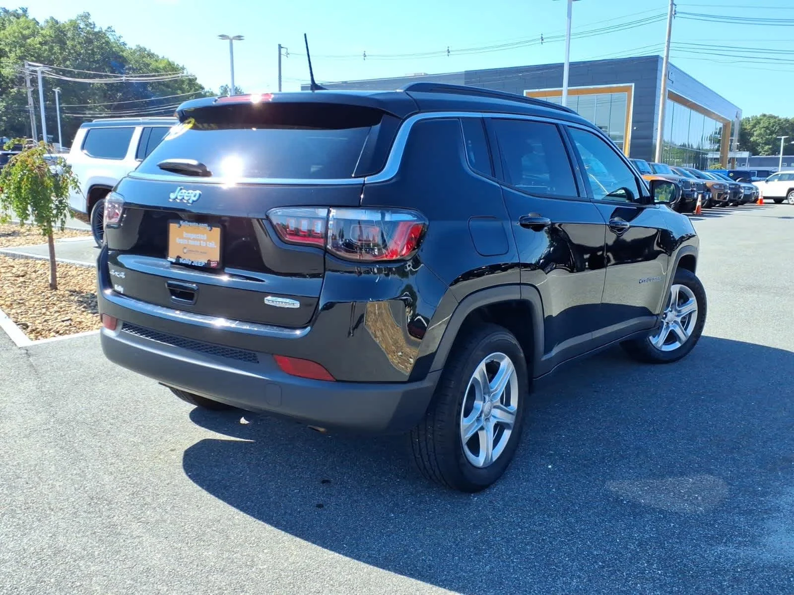 Certified Used 2023 Diamond Black Crystal Pearlcoat Jeep Latitude image 7