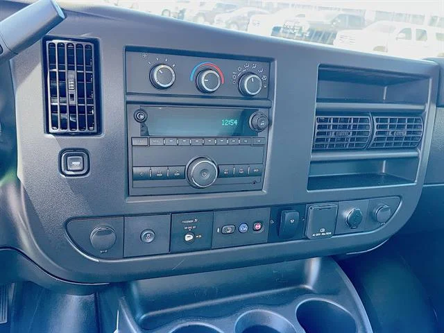 Used 2022 Summit White GMC Gas image 16