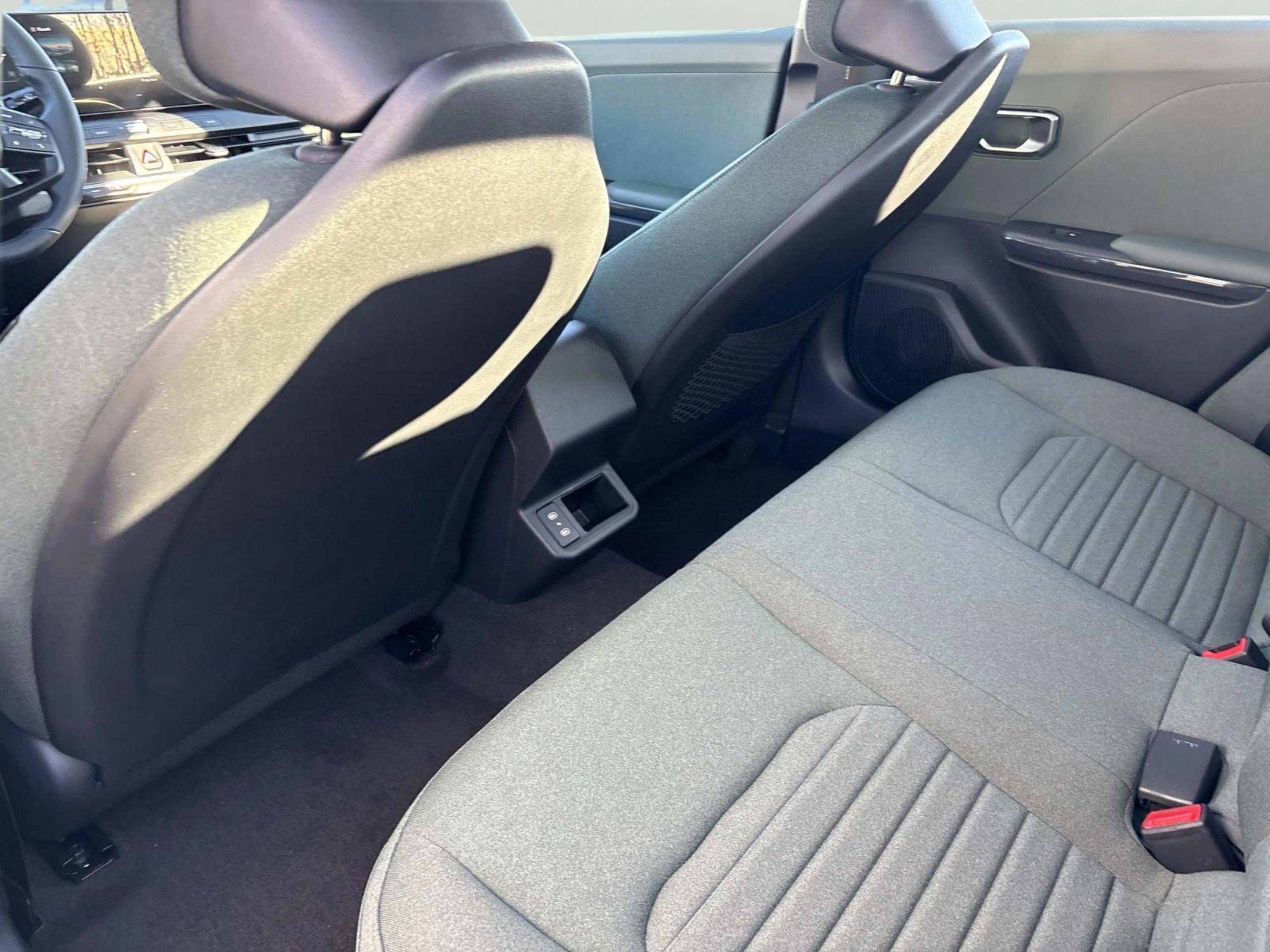 New 2025 Snow White Pearl Kia EX image 15