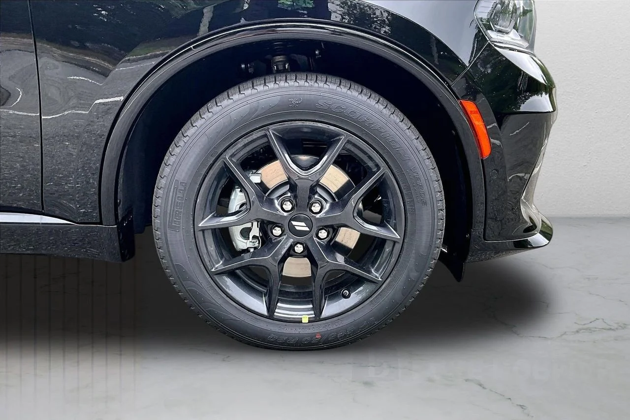 New 2026 Diamond Black Clear-Coat Exterior Paint Dodge GT Plus HEMI V8 image 34