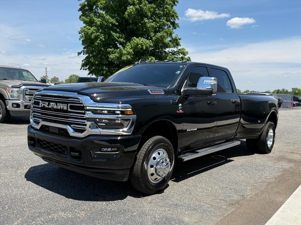 Used 2025 Diamond Black Crystal Pearl Coat Ram Laramie image 7