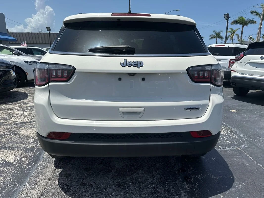Used 2019  Jeep Latitude FWD image 6