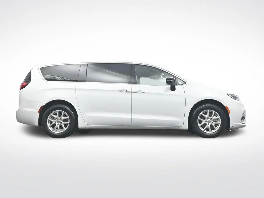 Certified Used 2024 Bright White Clearcoat Chrysler Touring L image 34