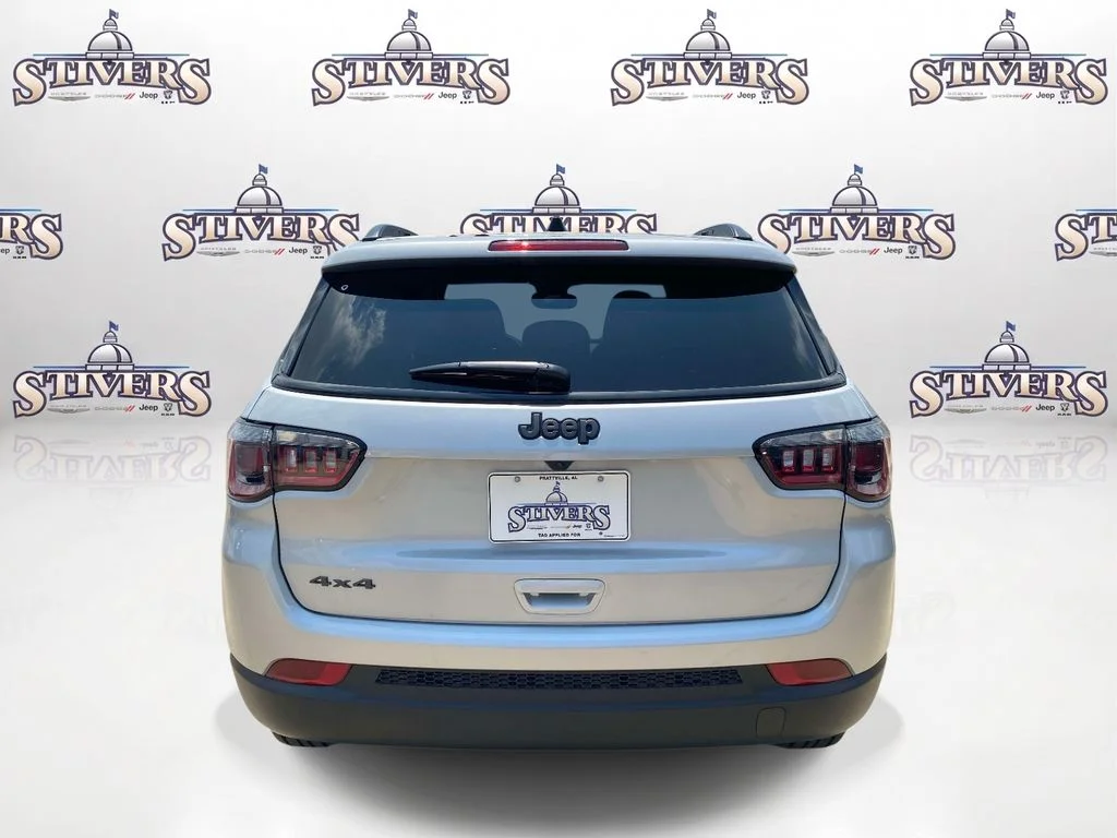 New 2026 Silver Zynith Metallic Clearcoat Jeep Latitude Altitude image 6