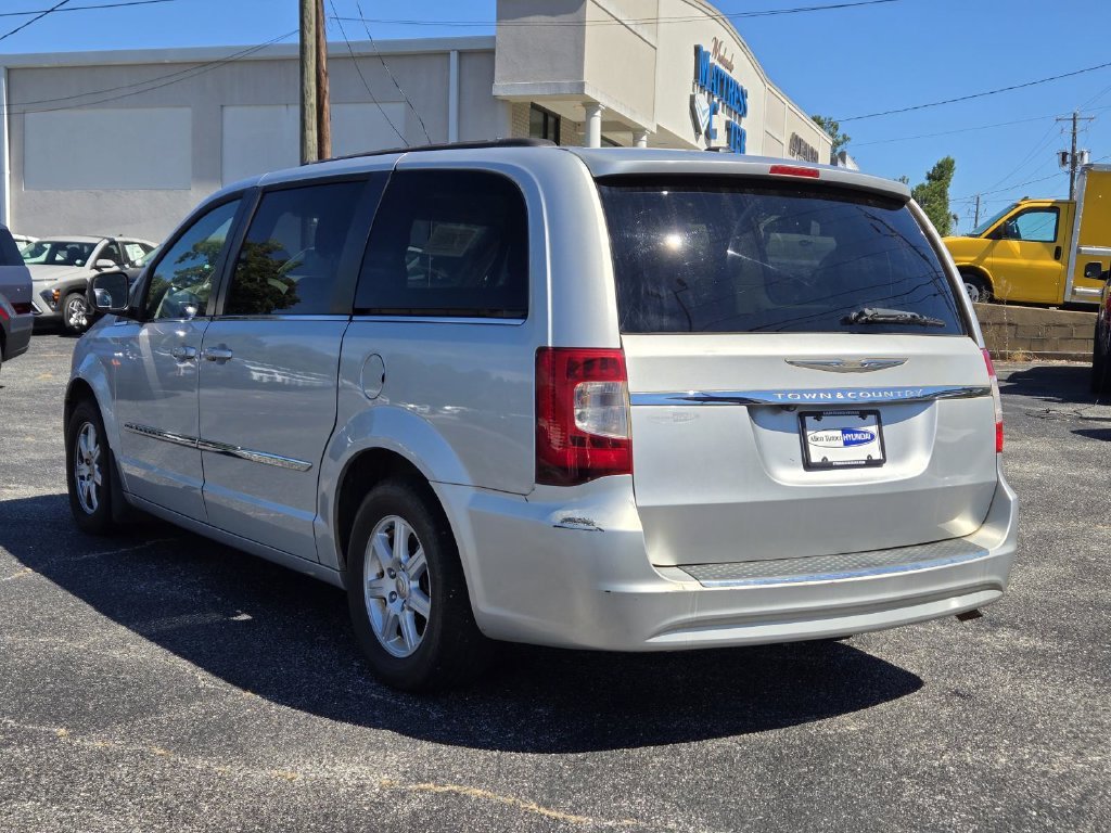 Used 2011 Silver Chrysler Touring image 6