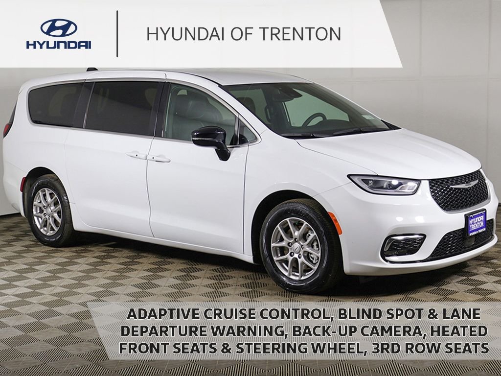 2025 Chrysler Pacifica Select's photo