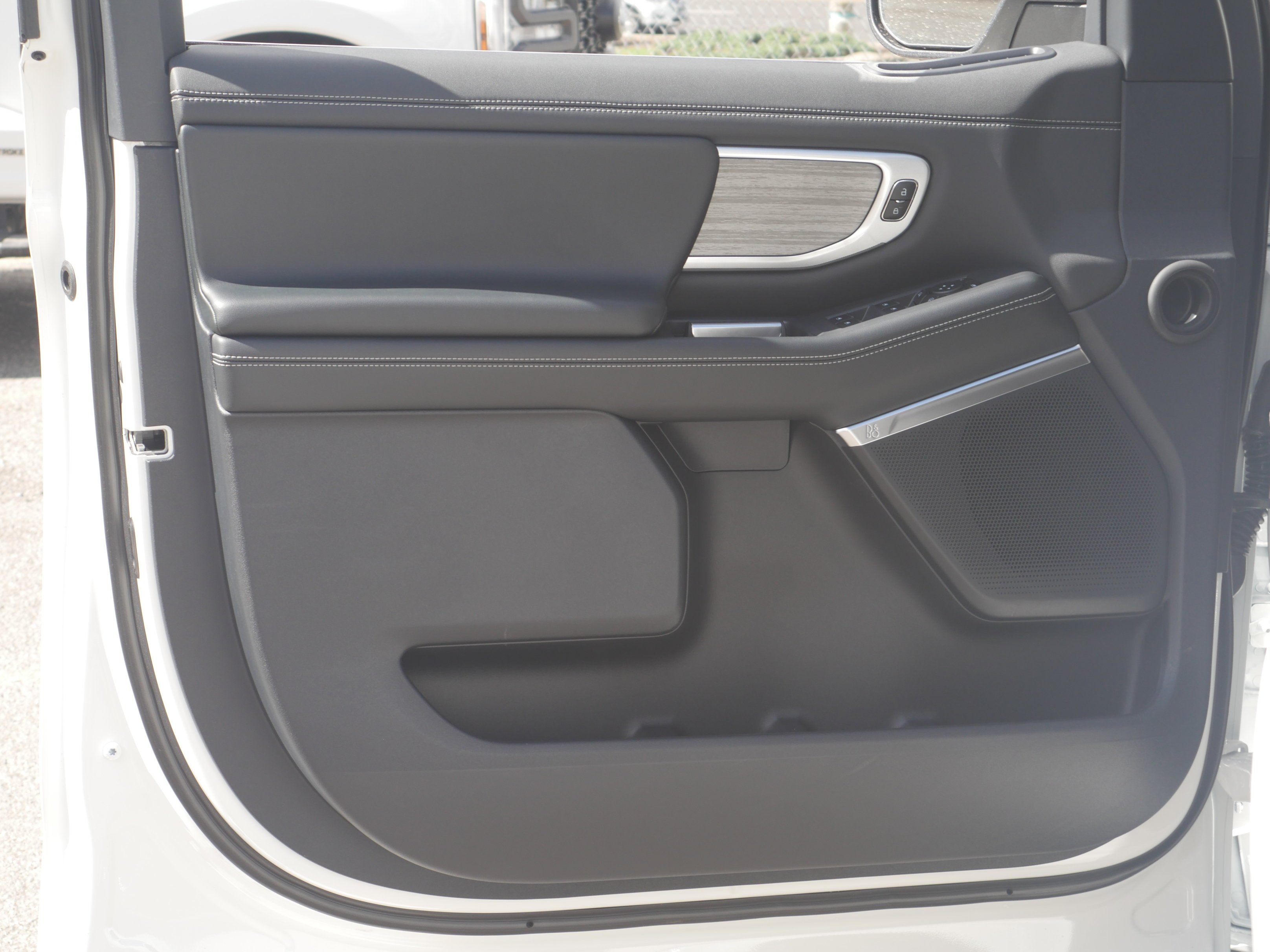 New 2027 Star White Metallic Tri-Coat Ford MAX Platinum image 39
