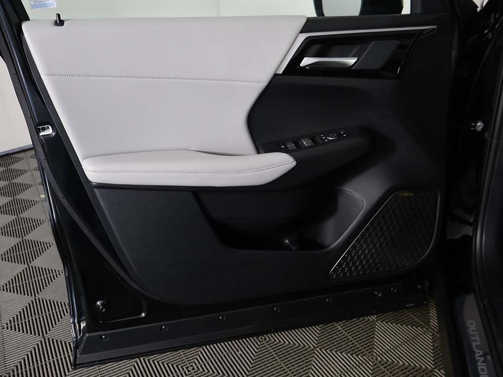 2025 Mitsubishi Outlander SE - Photo 26