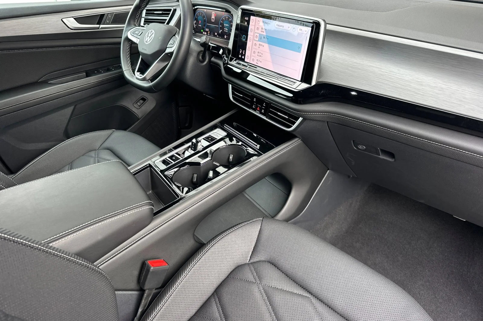 Used 2026  Volkswagen SE w/Technology image 17