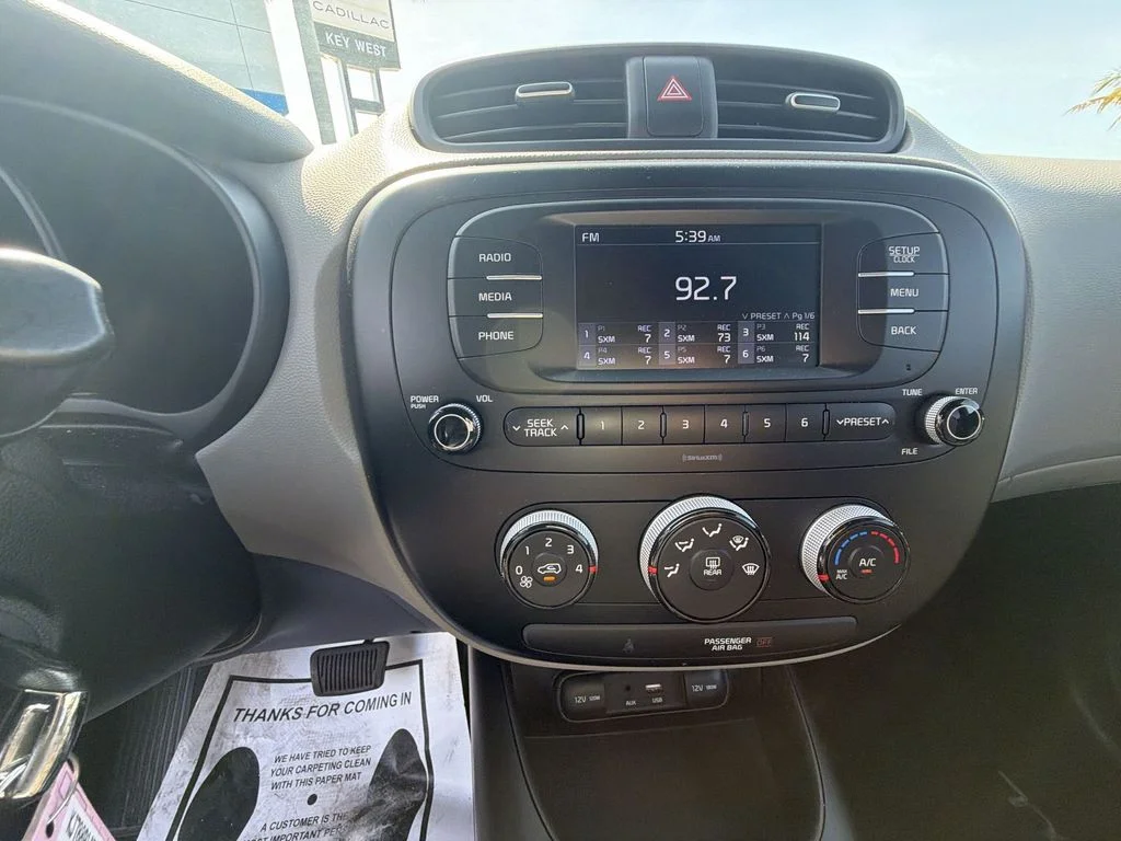 Used 2018 White Kia Base image 19