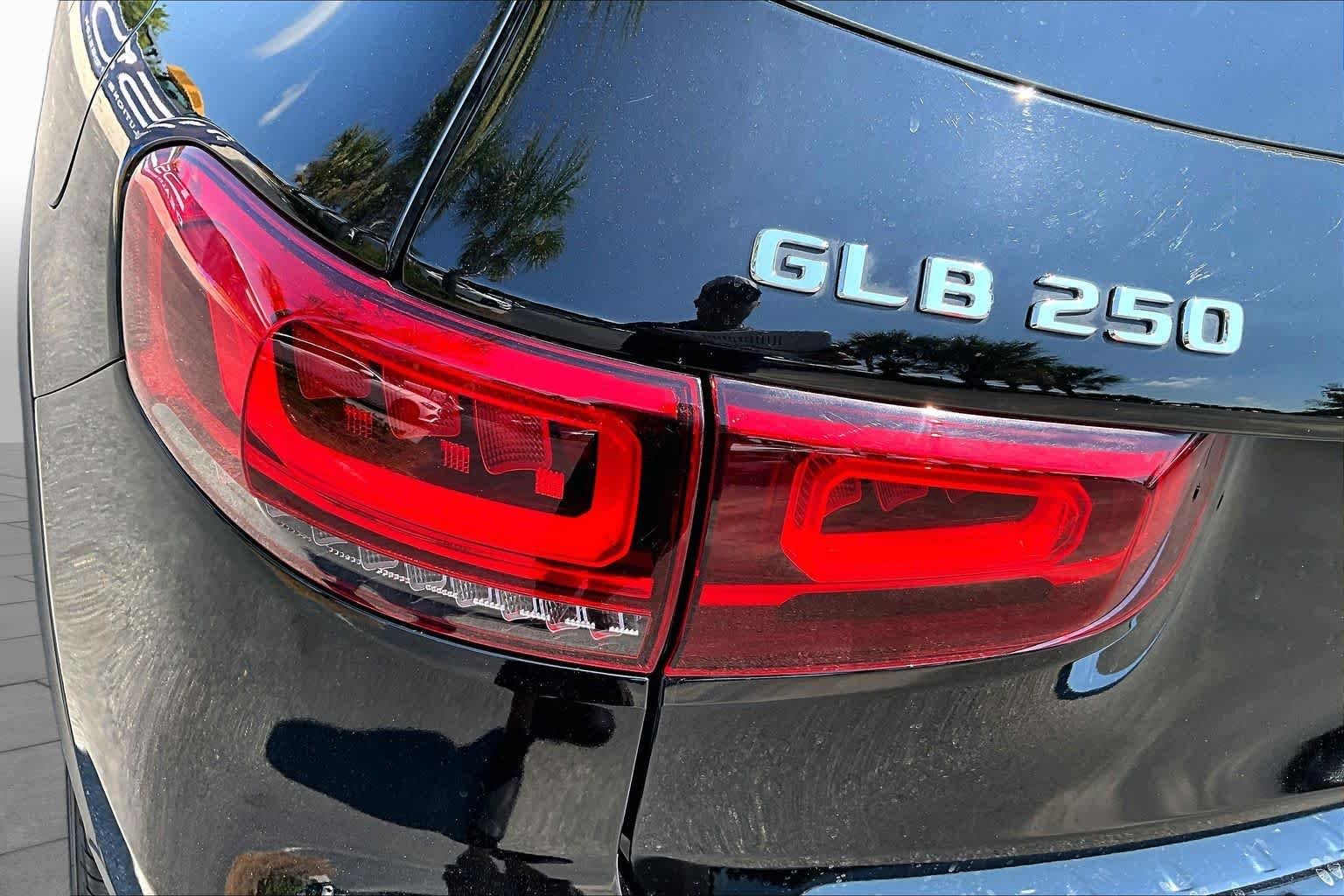 Used 2023 Night Black Mercedes-Benz GLB 250 image 29