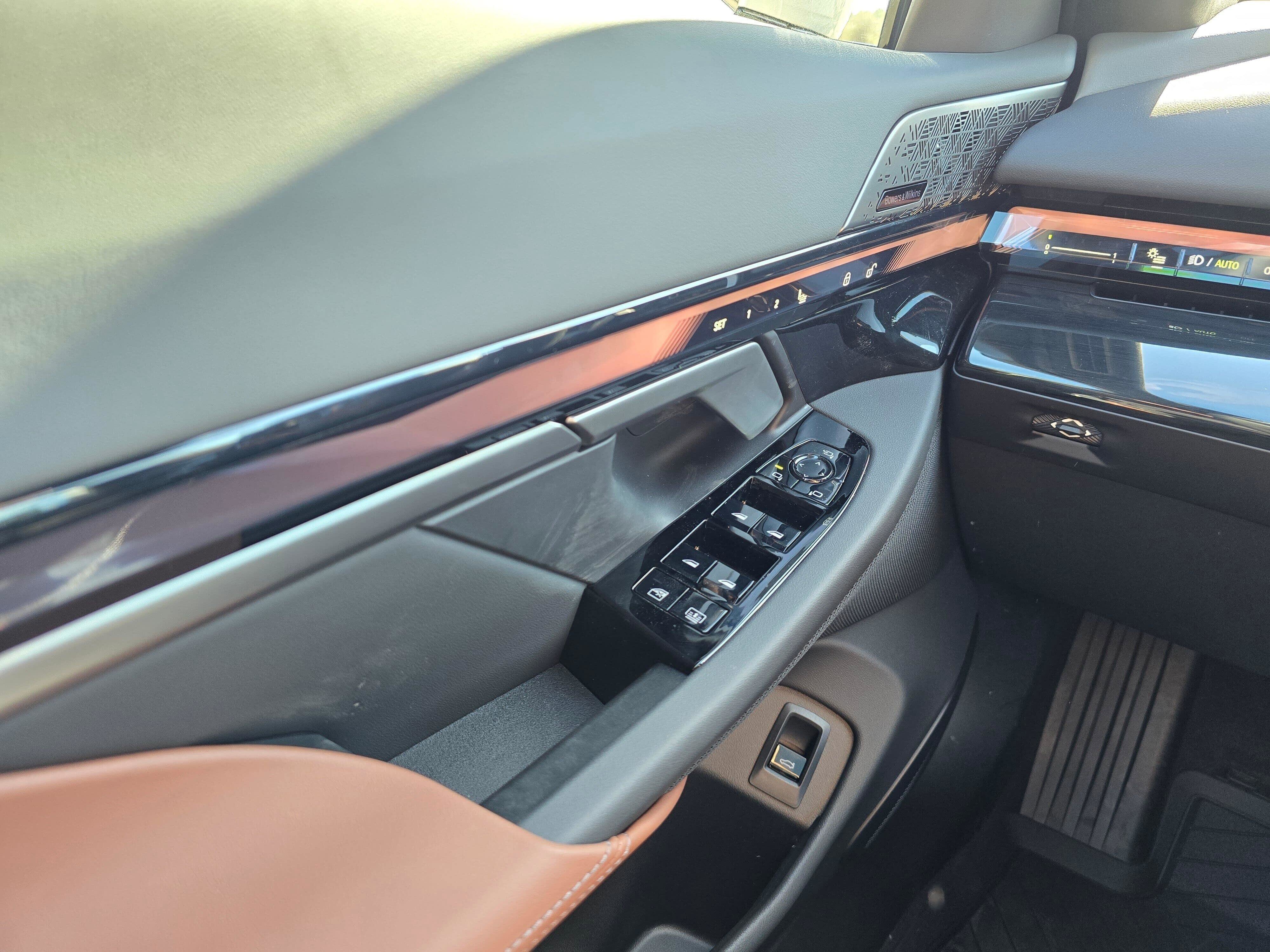 2026 BMW 5 Series 550e - Photo 28