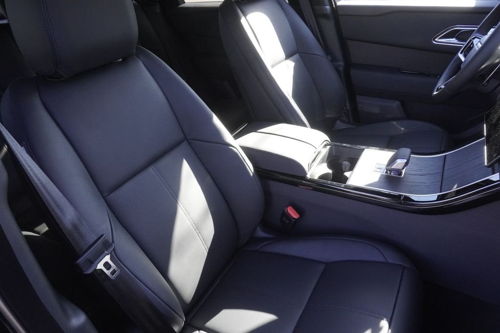 New 2026 Santorini Black Land Rover Dynamic SE image 24