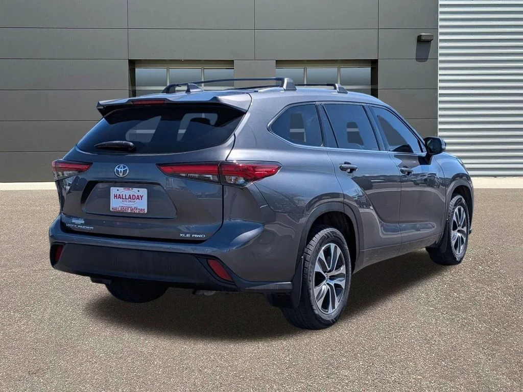 Used 2020 Magnetic Gray Metallic Toyota XLE image 5