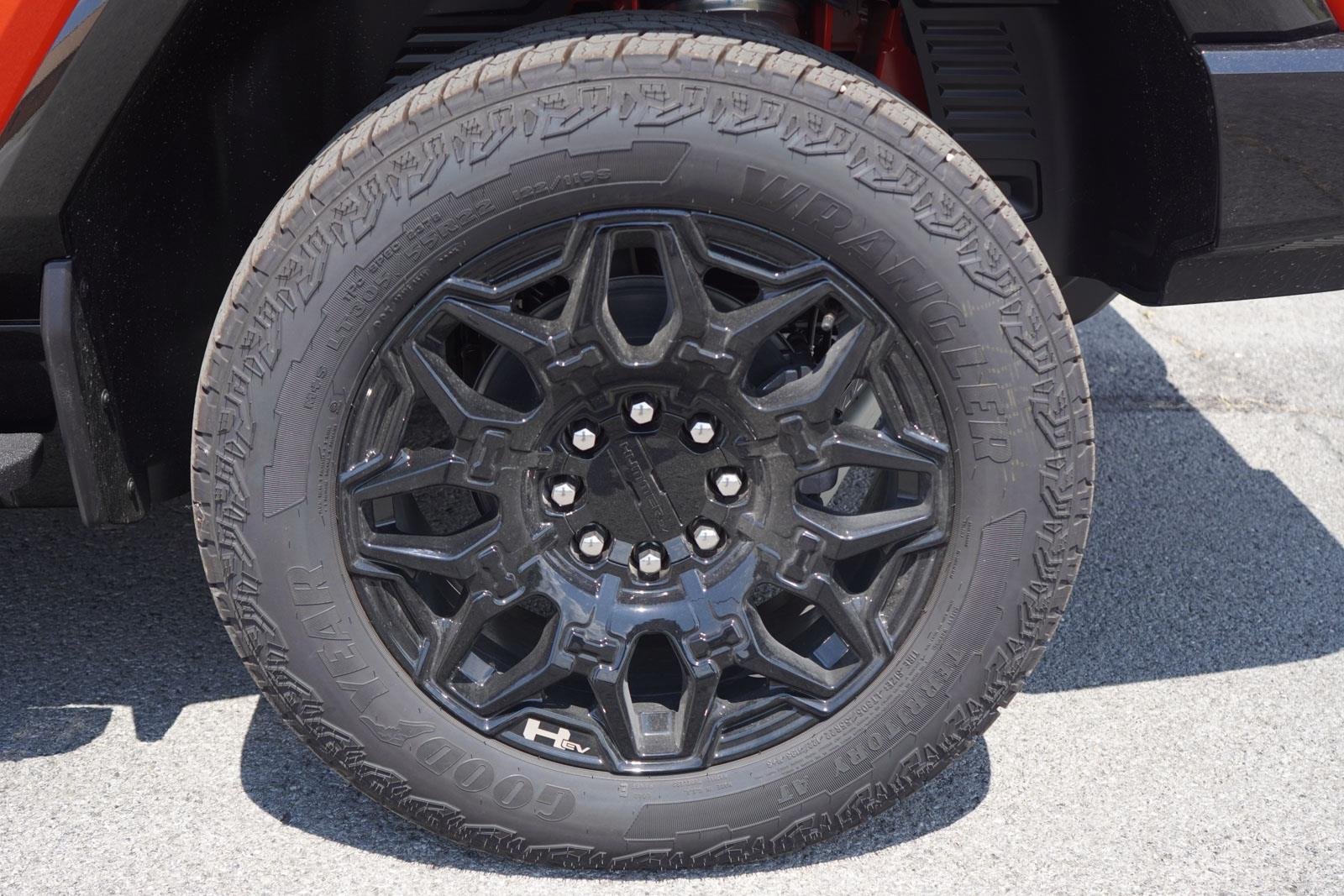 New 2025 Solar Orange GMC 2X image 12